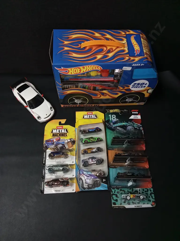 COLLECTION OF CAR TOYS, INCLUDING HOT WHEELS BUMPER ACTIVITY SET Image 1++