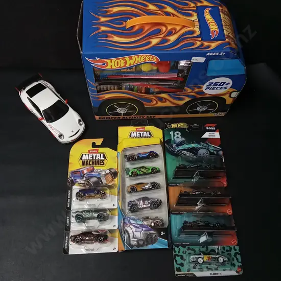 COLLECTION OF CAR TOYS, INCLUDING HOT WHEELS BUMPER ACTIVITY SET