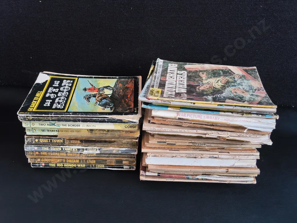 COLLECTION OF VINTAGE PAPERBACKS, WESTERNS Image 1++
