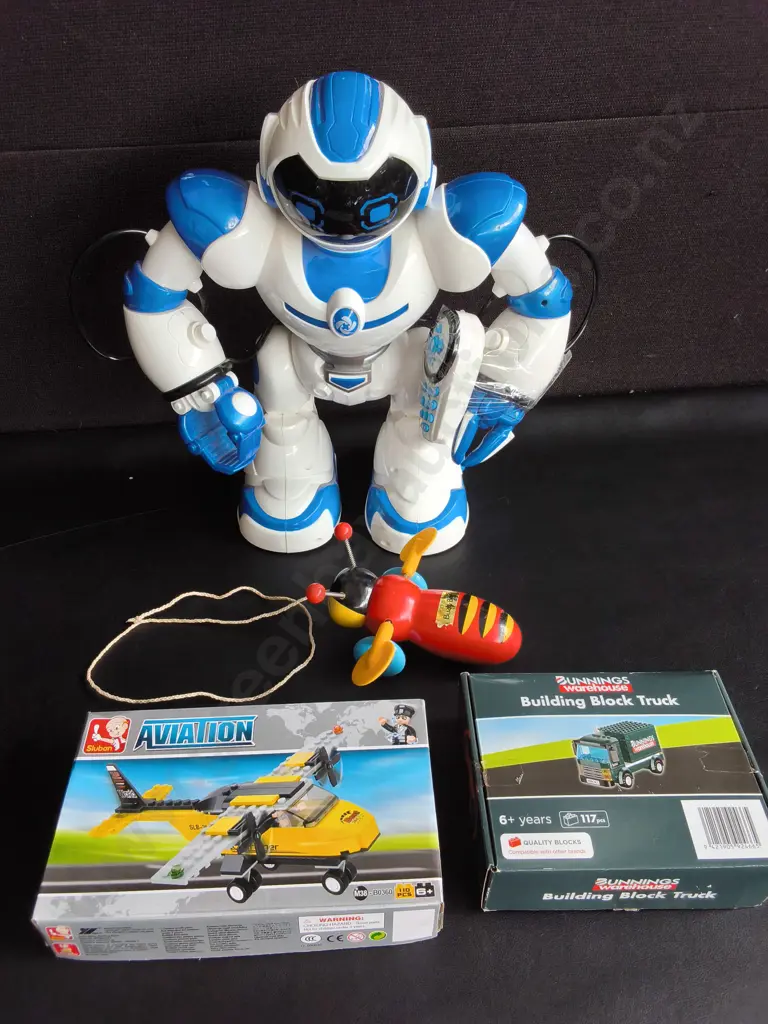 4 PIECES MIX OF TOYS Image 1++