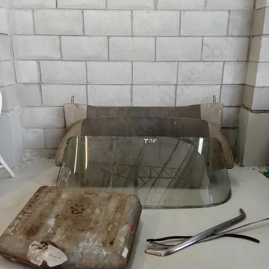 COLLECTION OF CAR PARTS, FORD CONSOLE 315 SEATS, WINDOW, GAS TANK.