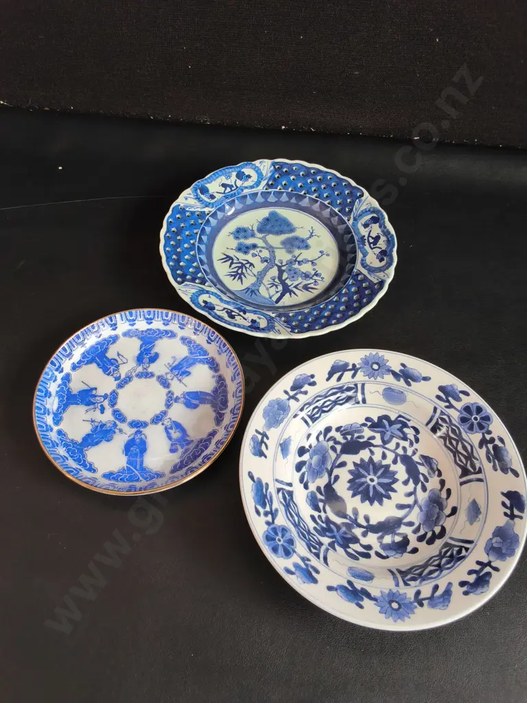 VINTAGE CHINESE BLUE AND WHITE PORCELAIN PLATES, 3 PIECES, WIDEST DIA 24 CM Image 1++