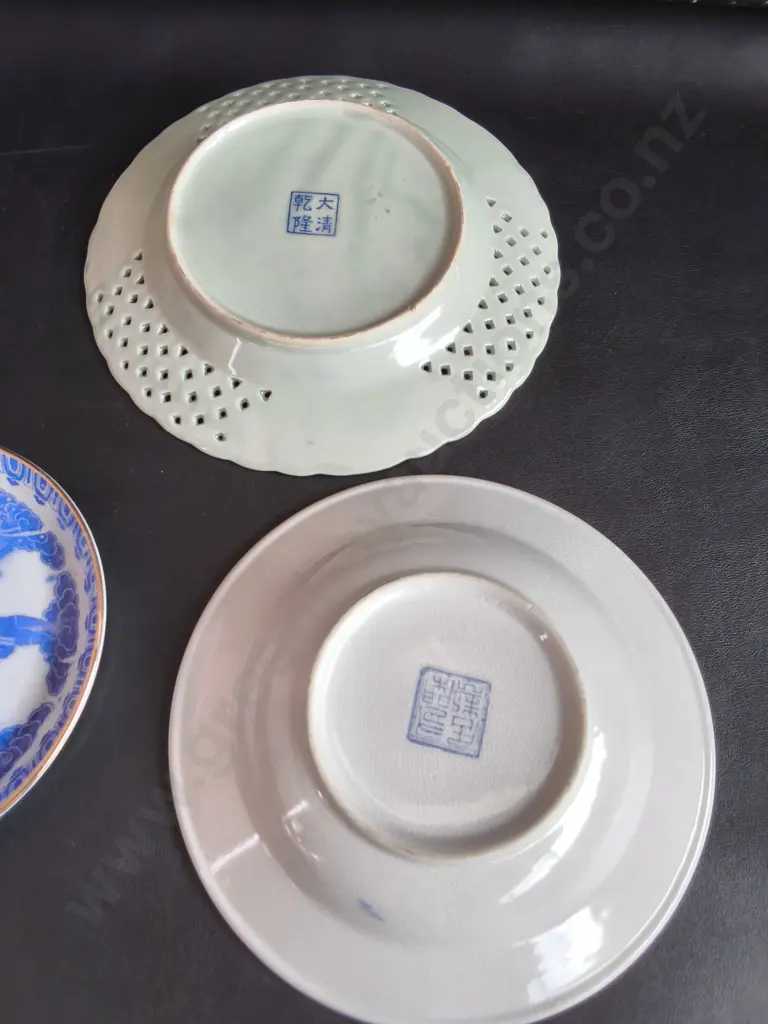 VINTAGE CHINESE BLUE AND WHITE PORCELAIN PLATES, 3 PIECES, WIDEST DIA 24 CM Image 1++