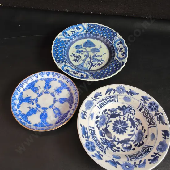 VINTAGE CHINESE BLUE AND WHITE PORCELAIN PLATES, 3 PIECES, WIDEST DIA 24 CM