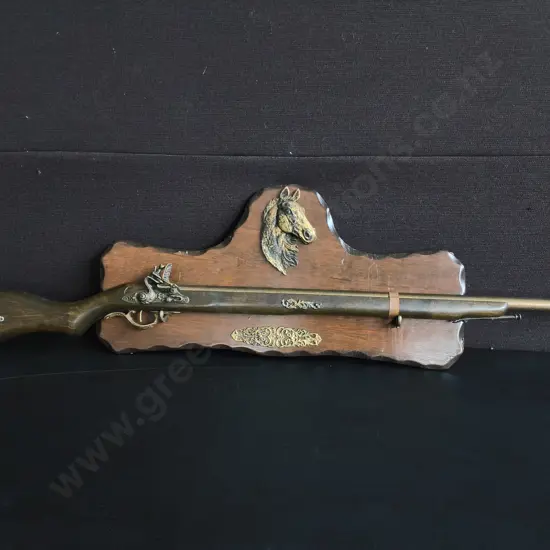 VINTAGE DECORATIVE FLINTLOCK RIFLE REPLICA WALL DISPLAY PLAQUE, L 99 CM