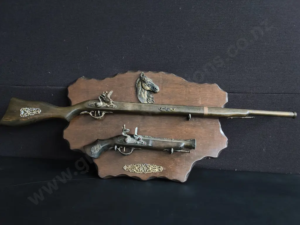 VINTAGE REPLICA FLINTLOCK MUSKET AND PISTOL WOODEN WALL PLAQUE, LONGEST L 91 CM Image 1++