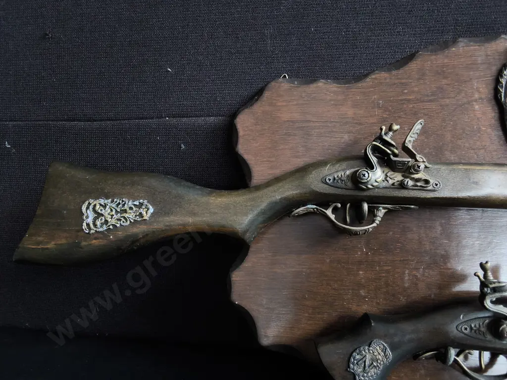 VINTAGE REPLICA FLINTLOCK MUSKET AND PISTOL WOODEN WALL PLAQUE, LONGEST L 91 CM Image 1++