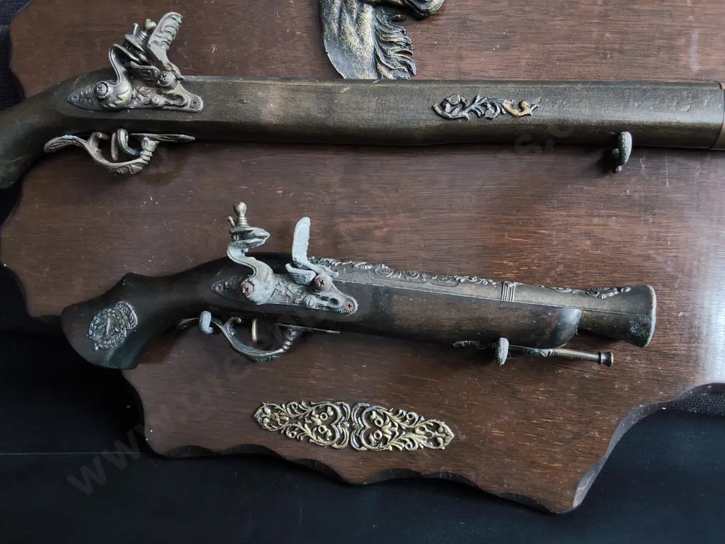 VINTAGE REPLICA FLINTLOCK MUSKET AND PISTOL WOODEN WALL PLAQUE, LONGEST L 91 CM Image 1++