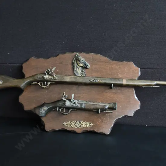 VINTAGE REPLICA FLINTLOCK MUSKET AND PISTOL WOODEN WALL PLAQUE, LONGEST L 91 CM