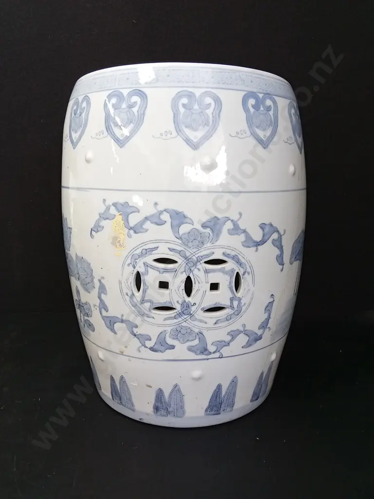 TRADITIONAL BLUE AND WHITE PORCELAIN CHINOISERIE GARDEN STOOL H45CM Image 1++