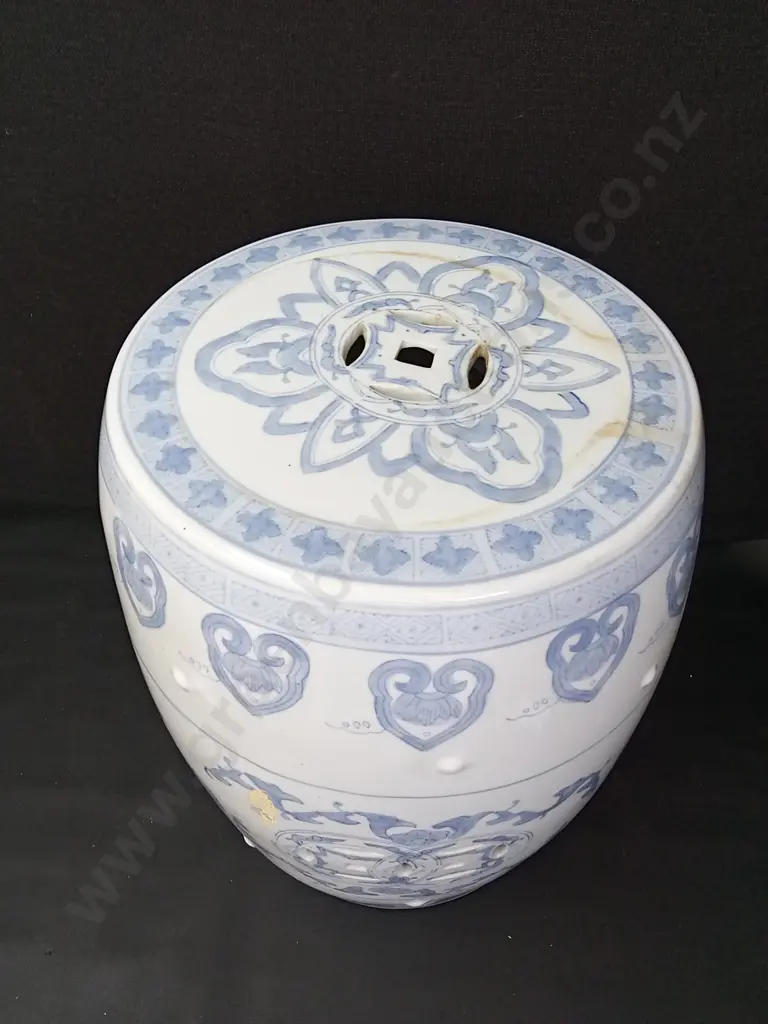 TRADITIONAL BLUE AND WHITE PORCELAIN CHINOISERIE GARDEN STOOL H45CM Image 1++