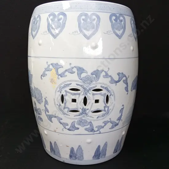 TRADITIONAL BLUE AND WHITE PORCELAIN CHINOISERIE GARDEN STOOL H45CM