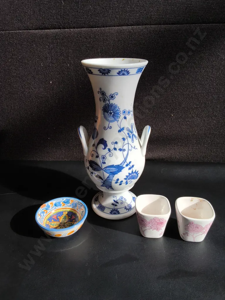 VINTAGE FINE CHINA VASE, HAND PAINTED BOWL, AND PAIR OF SMALL FLORAL CUPS, TALLEST H 25 CM Image 1++