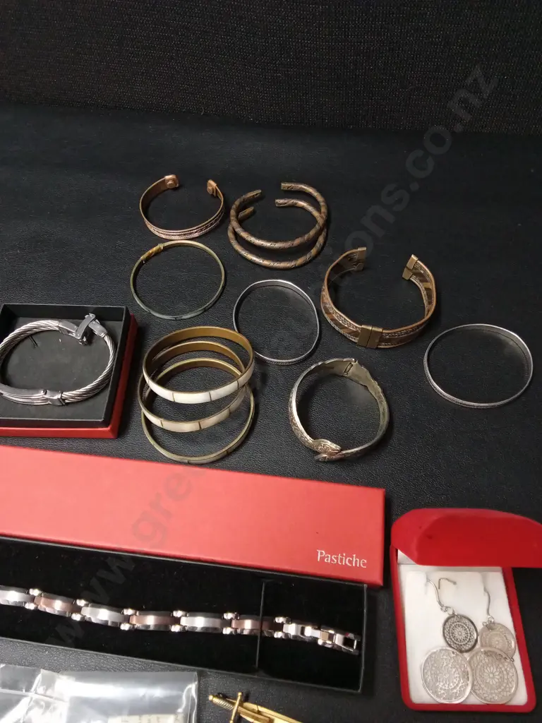 COLLECTION OF VINTAGE JEWELLERY Image 1++