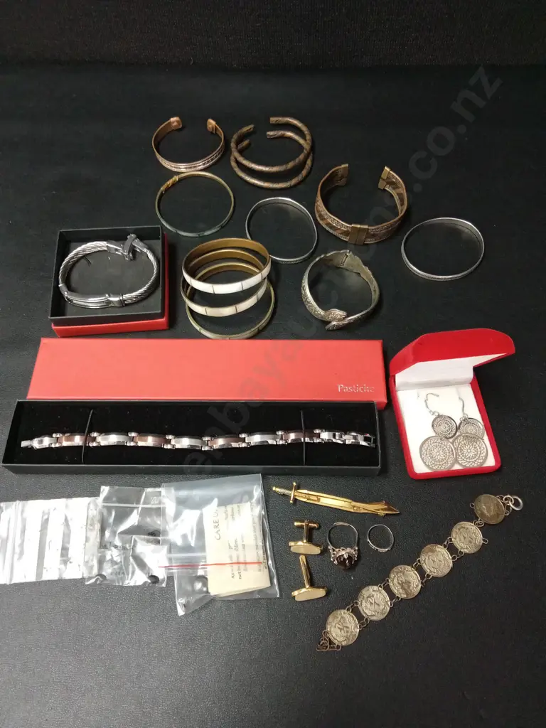 COLLECTION OF VINTAGE JEWELLERY Image 1++