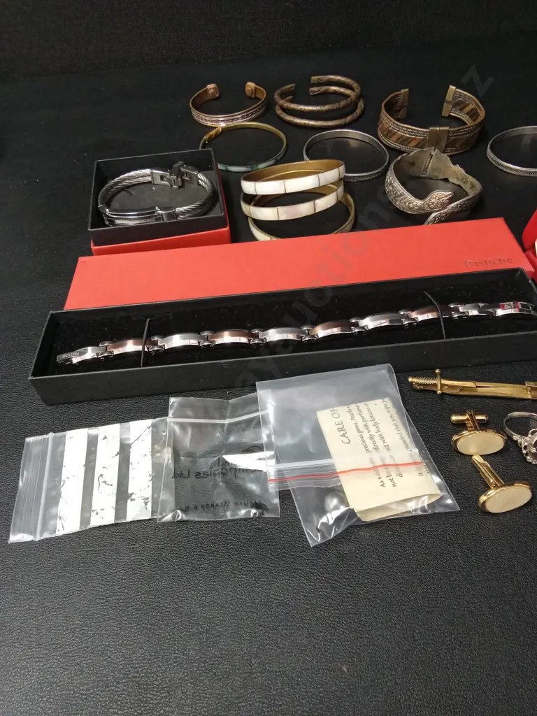 COLLECTION OF VINTAGE JEWELLERY Image 1++