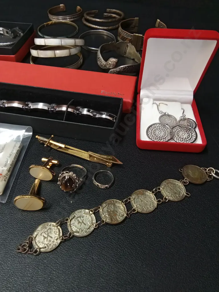 COLLECTION OF VINTAGE JEWELLERY Image 1++