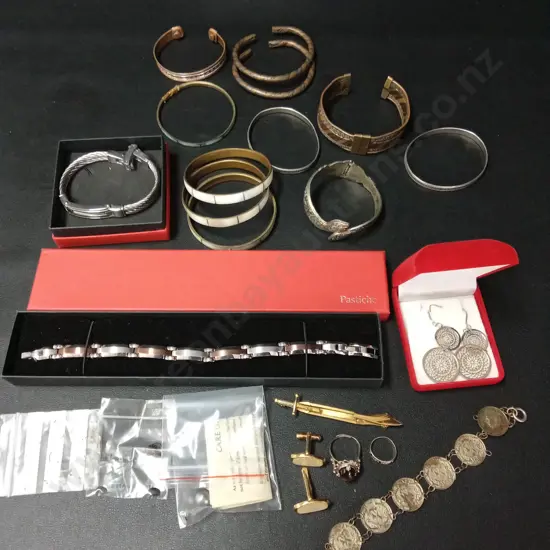 COLLECTION OF VINTAGE JEWELLERY