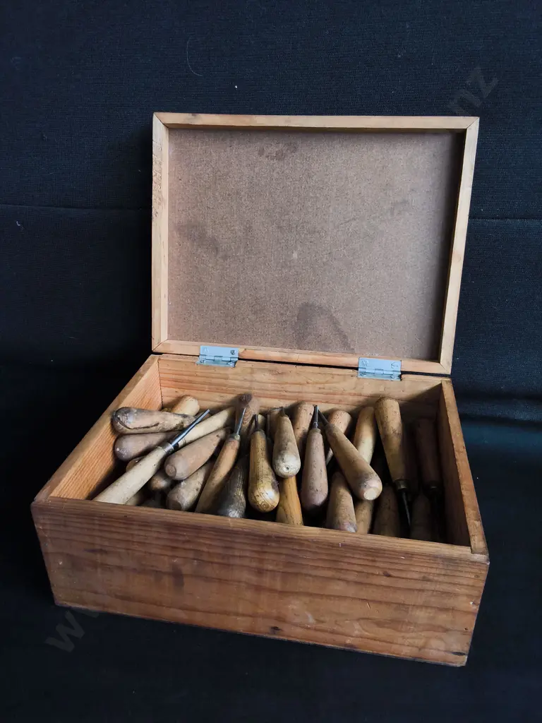 COLLECTION OF TRADITIONAL WOOD CARVING TOOLS IN WOODEN BOX Image 1++