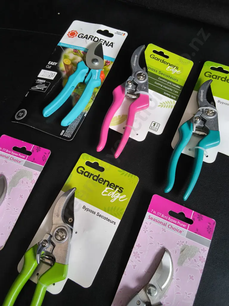 6 BRAND NEW GARDENING SECATEURS Image 1++