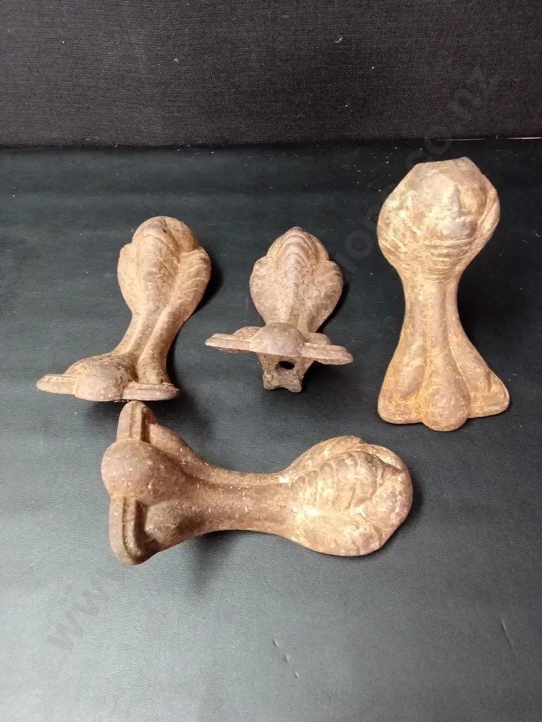 4 CAST IRON BALL AND CLAW BATHTUB FEET Image 1++