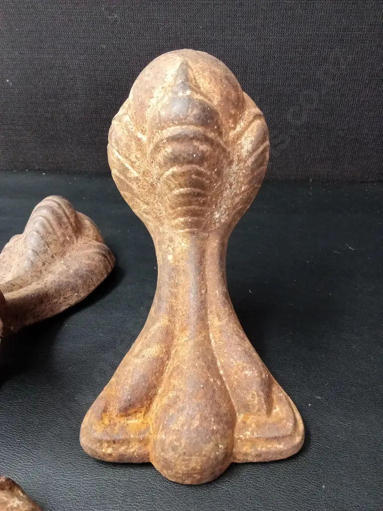 4 CAST IRON BALL AND CLAW BATHTUB FEET Image 1++