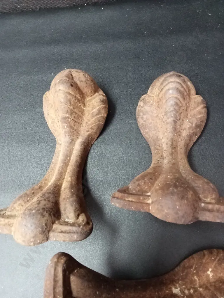 4 CAST IRON BALL AND CLAW BATHTUB FEET Image 1++