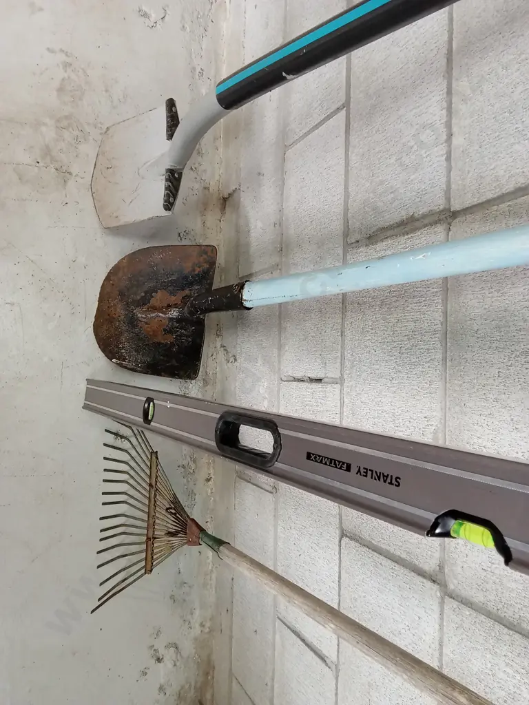 COLLECTION OF TOOLS, LEVEL IS 183CM Image 1++