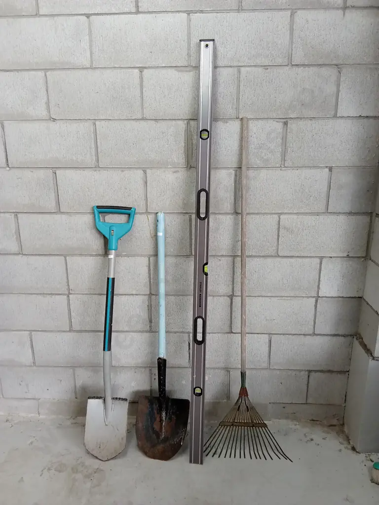 COLLECTION OF TOOLS, LEVEL IS 183CM Image 1++