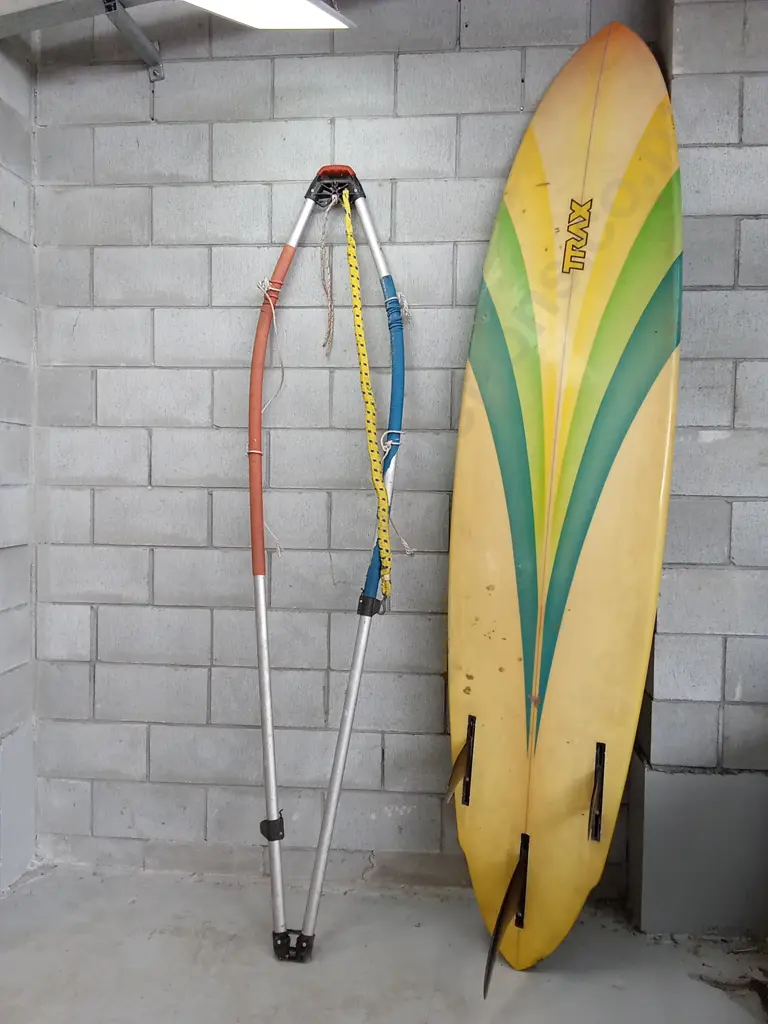 VINTAGE TRAX WINDSURFER WITH MAST AND BOOM AND SAIL, APPROXIMATELY 282CM TALL Image 1++