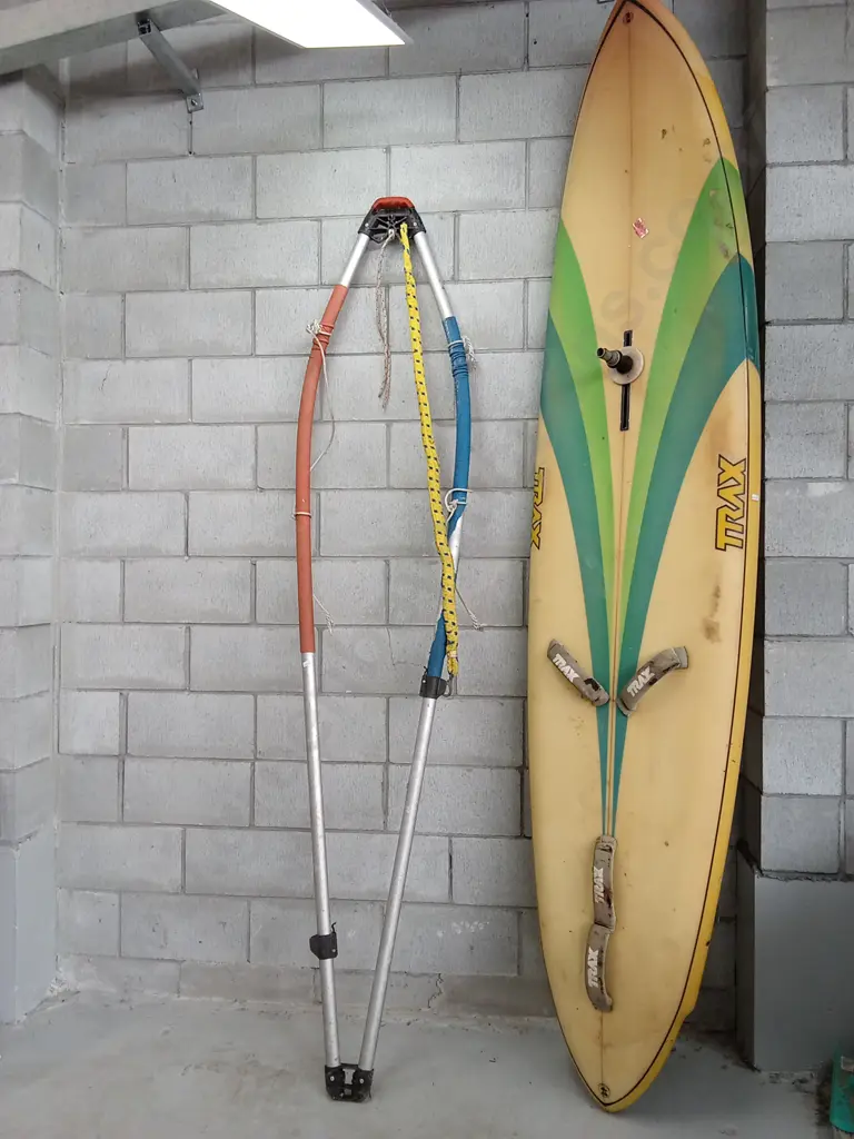 VINTAGE TRAX WINDSURFER WITH MAST AND BOOM AND SAIL, APPROXIMATELY 282CM TALL Image 1++