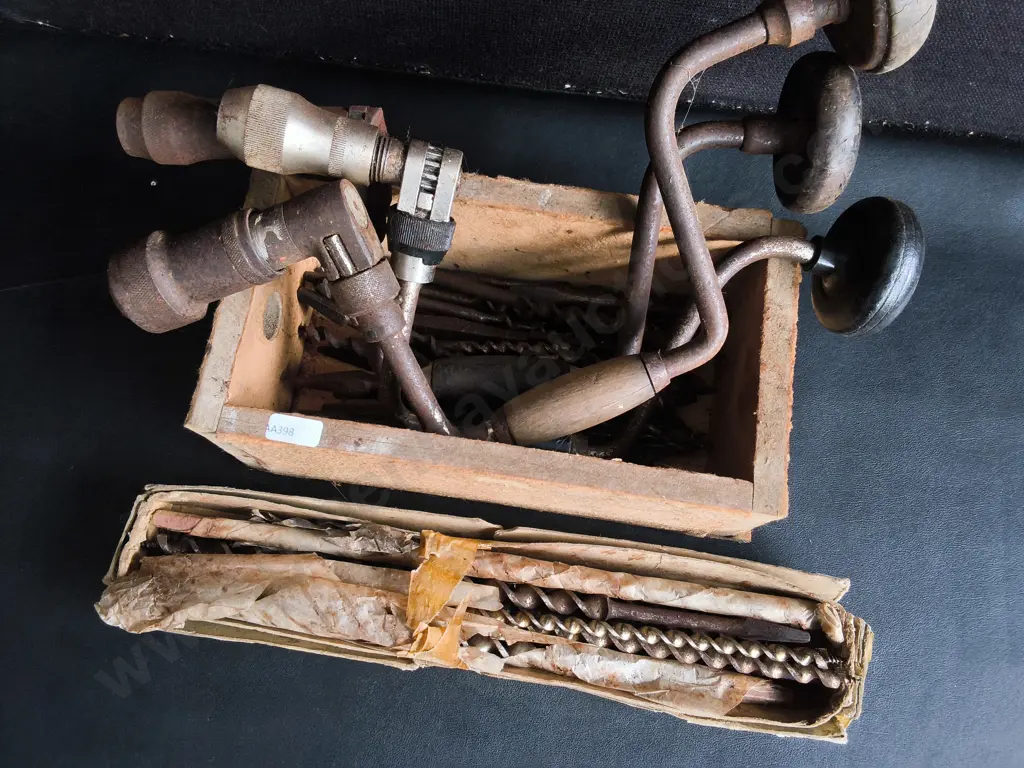 VINTAGE BRACE-AND-BIT HAND DRILL WITH AUGER DRILL BITS Image 1++