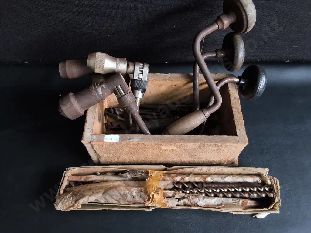 VINTAGE BRACE-AND-BIT HAND DRILL WITH AUGER DRILL BITS Image 1++