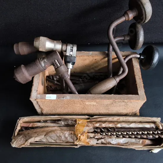 VINTAGE BRACE-AND-BIT HAND DRILL WITH AUGER DRILL BITS