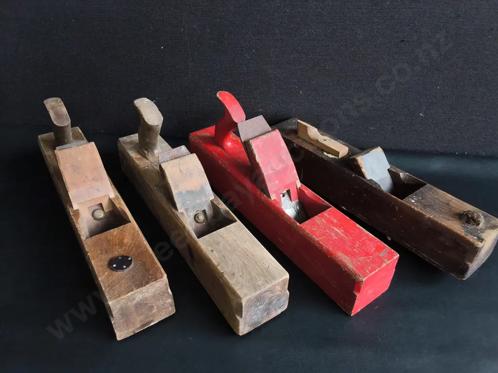 4 VINTAGE WOODEN HAND PLANES Image 1++