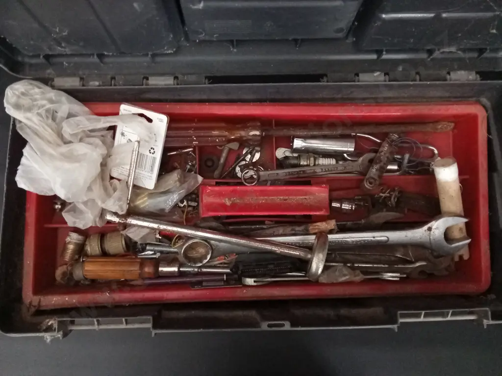 VINTAGE TOOLBOX WITH CONTENTS Image 1++
