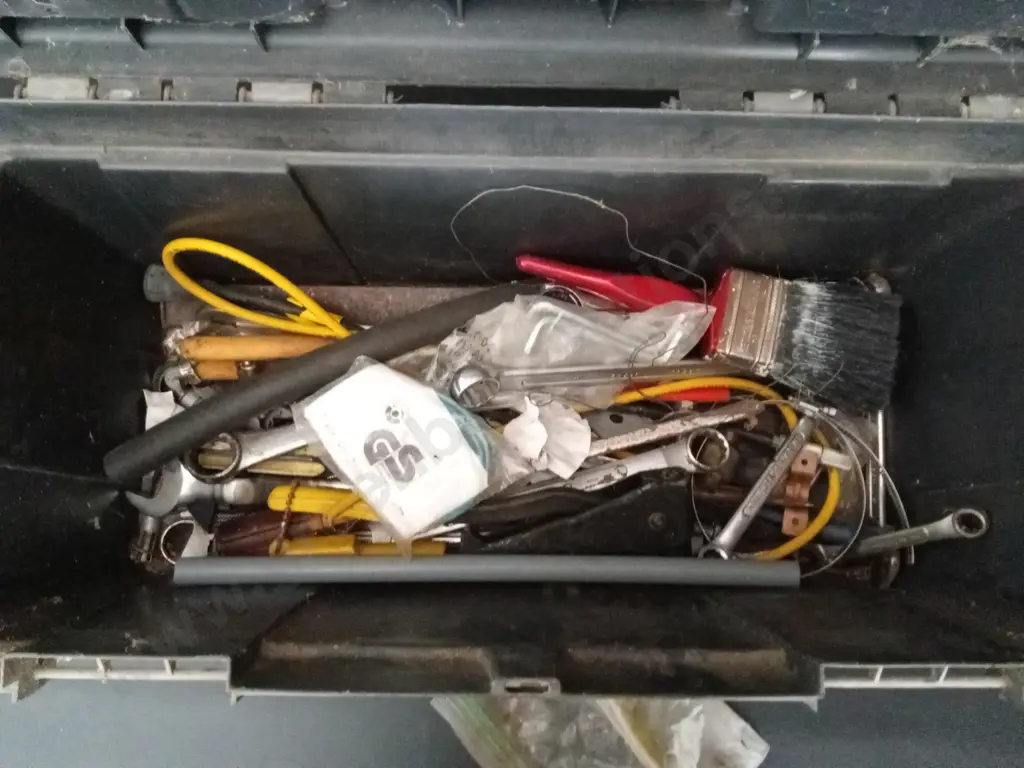 VINTAGE TOOLBOX WITH CONTENTS Image 1++