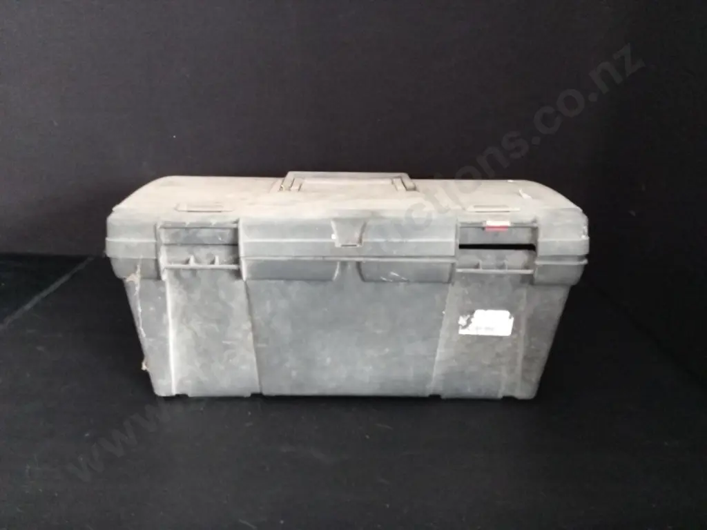 VINTAGE TOOLBOX WITH CONTENTS Image 1++