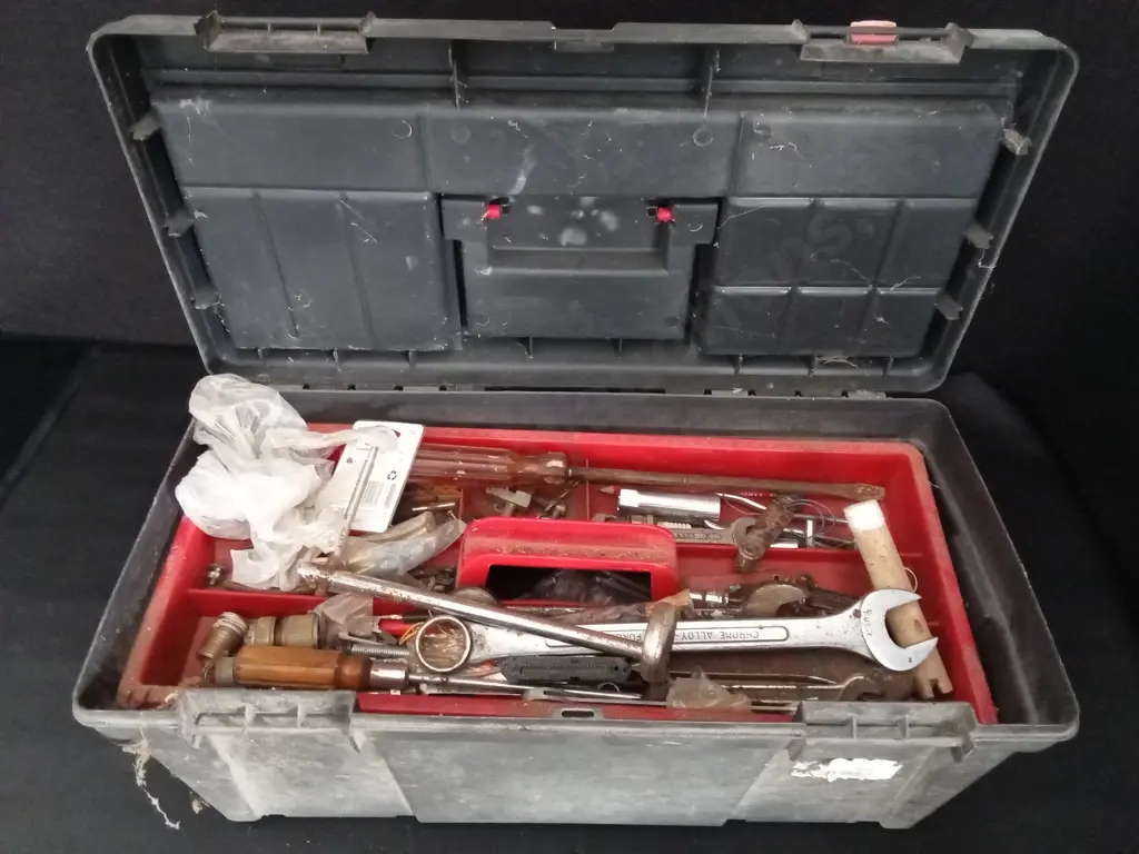 VINTAGE TOOLBOX WITH CONTENTS Image 1++