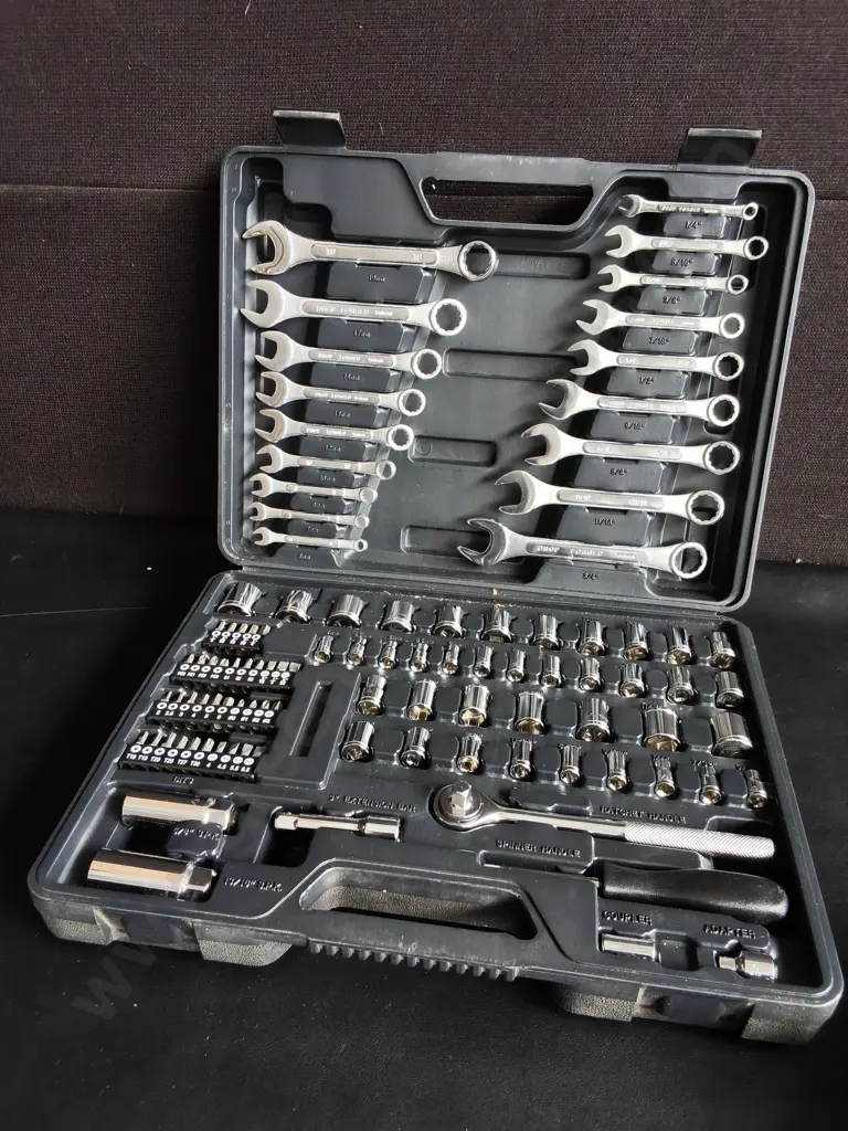MECHANICS TOOL SET IN CASE Image 1++