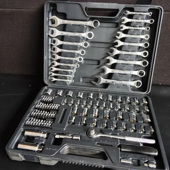 MECHANICS TOOL SET IN CASE