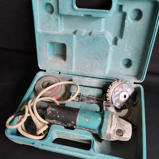 CORDED MAKITA ANGLE GRINDER IN CASE