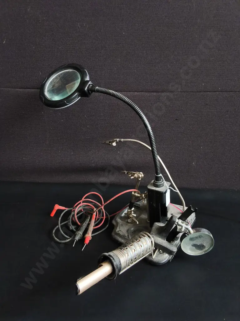 SOLDERING HELPING HAND STATION WITH INTEGRATED MAGNIFYING LAMP Image 1++