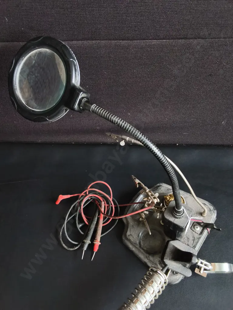 SOLDERING HELPING HAND STATION WITH INTEGRATED MAGNIFYING LAMP Image 1++