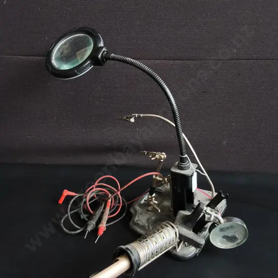 SOLDERING HELPING HAND STATION WITH INTEGRATED MAGNIFYING LAMP