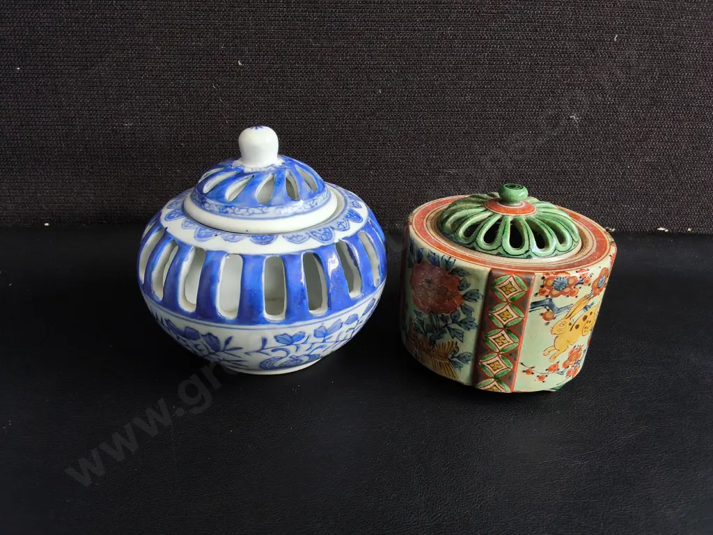 PAIR OF VINTAGE PORCELAIN POTPOURRI JARS, TALLEST H 13 CM Image 1++