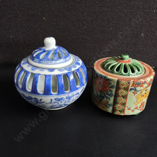 PAIR OF VINTAGE PORCELAIN POTPOURRI JARS, TALLEST H 13 CM