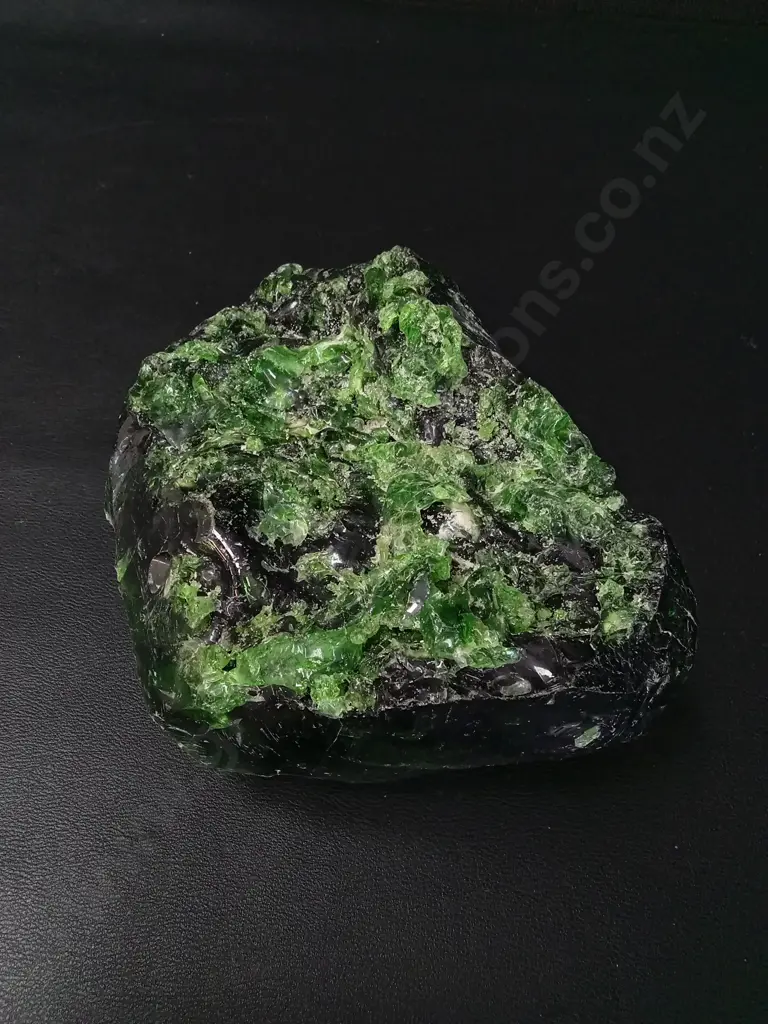 ROUGH GREEN MINERAL SPECIMEN APPROX L16CM Image 1++