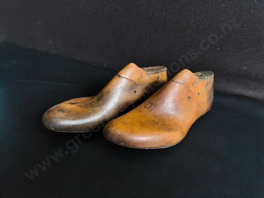 PAIR OF VINTAGE WOODEN SHOE LASTS, W 31 CM Image 1++