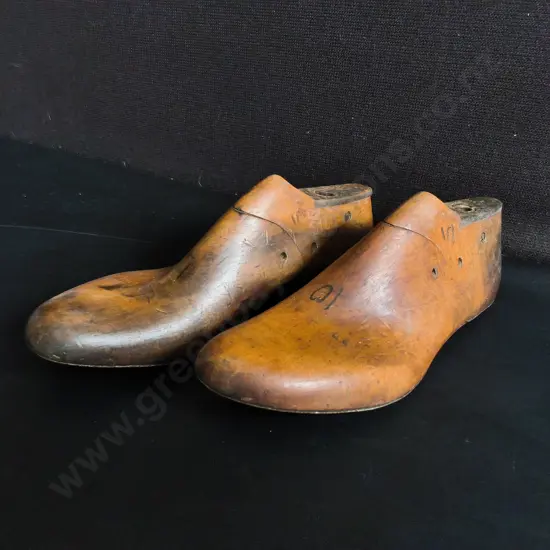 PAIR OF VINTAGE WOODEN SHOE LASTS, W 31 CM
